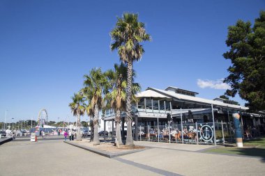 Geelong, Avustralya: 03 Nisan 2017: döken Cafe Wharf bir menü favorites aile dishing büyük pencereler ve waterfront tablolar, resmi olmayan bir mekan olduğunu.