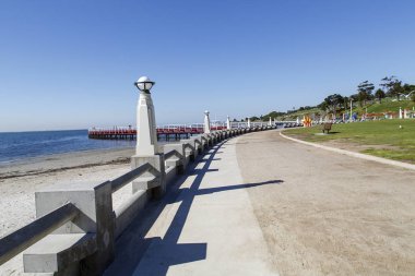 Geelong, Avustralya: 03 Nisan 2017: Doğu Plajı Yüzme Corio Körfezi 1930 yılında açılan muhafazasıdır cankurtaranlar, Çocuk alanı ve bir köpekbalığı Geçidi ile korunan deniz suyu Yüzme Havuzu.