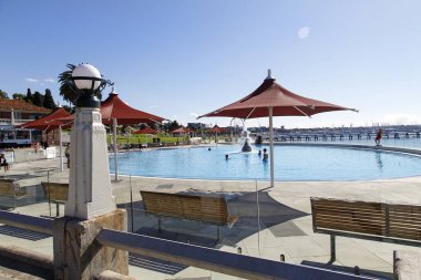 Geelong, Avustralya: 03 Nisan 2017: Doğu Plajı Yüzme Corio Körfezi 1930 yılında açılan muhafazasıdır cankurtaranlar, Çocuk alanı ve bir köpekbalığı Geçidi ile korunan deniz suyu Yüzme Havuzu.
