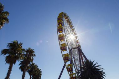 Geelong, Avustralya: Nisan, 2017: Geelong Waterfront bir turizm ve rekreasyon alanı kuzeyde eğlence sürmek ve sahil kafe Geelong, Avustralya Corio Körfezi kıyıları karşı karşıya olduğunu. Bir dönme dolap Sunburst