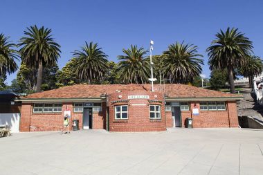 Geelong, Avustralya: 03 Nisan 2017: Doğu Plajı Yüzme Corio Körfezi 1930 yılında açılan muhafazasıdır cankurtaranlar, Çocuk alanı ve bir köpekbalığı Geçidi ile korunan deniz suyu Yüzme Havuzu. 