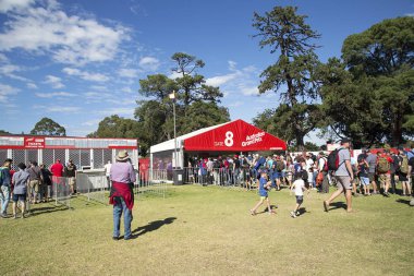 Melbourne, Avustralya: 25 Mart 2017: formül bir olay Melbourne Albert Park'ta girişine kapı sekiz. Seyirci sıra park girmek için