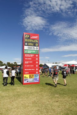 Melbourne, Avustralya: 25 Mart 2017: olay ve sergiler Albert Park Melbourne Formula 1 olay etrafında insanlar yürüyüş. Bilgi ve tribünler konuma büyük bir işaret verir