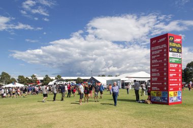Melbourne, Avustralya: 25 Mart 2017: olay ve sergiler Albert Park Melbourne Formula 1 olay etrafında insanlar yürüyüş. Bilgi ve tribünler konuma büyük bir işaret verir