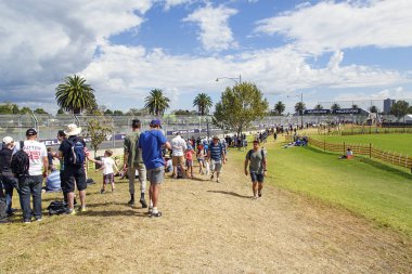 Melbourne, Avustralya: 25 Mart 2017: seyirci yürümek Melbourne Albert Park Formula 1 yıllık etkinlikte genel kabul için görüntüleme alanları için