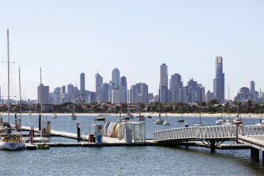 St Kilda, Avustralya: 12 Ocak 2015: küçük tekneler yığılmış iskelede. Yat sahiplerinin körfezde onların Yatlar ulaşmak için bunları kullanabilirsiniz.