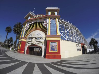 Melbourne, Avustralya: 12 Ocak 2015: Luna Park kapısında. Melbourne Luna Park suların çekildiği kıyı Port Phillip Bay St Kilda üzerinde yer alan tarihi bir eğlence parkı olduğunu. 