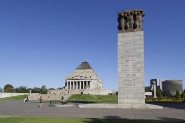 Melbourne, Avustralya: 18 Mart 2017: turist ziyaret Melbourne anma tapınak. I. Dünya Savaşı içinde görev yapan Avustralyalı bir anıt var.