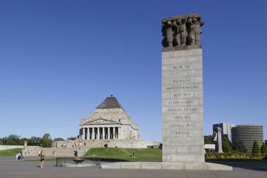 Melbourne, Avustralya: 18 Mart 2017: turist ziyaret Melbourne anma tapınak. I. Dünya Savaşı içinde görev yapan Avustralyalı bir anıt var.