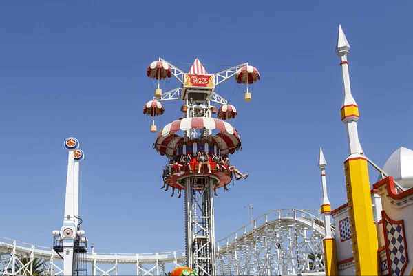 Melbourne, Avustralya: 18 Mart 2017: insanların zevk Melbourne Luna Park Lunapark, sürüşte. Tarihi amusement park suların çekildiği kıyı Port Phillip Bay 1912 yılında açıldı, yer alır 