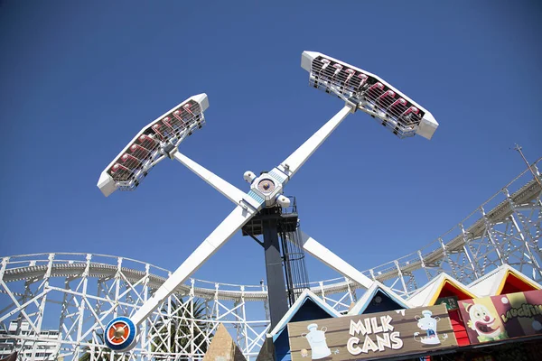 Melbourne, Avustralya: 18 Mart 2017: insanların zevk Melbourne Luna Park Lunapark, sürüşte. Tarihi amusement park suların çekildiği kıyı Port Phillip Bay 1912 yılında açıldı, yer alır 