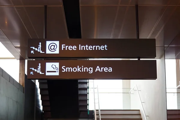 Аэропорт Хитроу Лонгфорд Великобритания Марта 2017 Года Бесплатный Интернет Табличка — стоковое фото