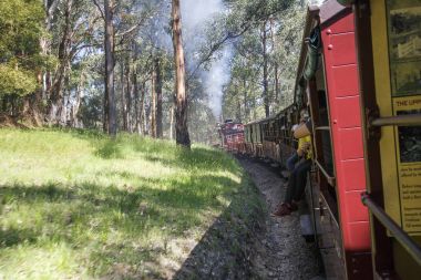 Melbourne, Avustralya: Ekim 2015: Billy şişirme olduğunu bir tarihi 2ft 6 in dar miras demiryolu Melbourne yakınındaki Dandenong aralıklardaki ölçmek. Trende oturan yolcular görülebilir.