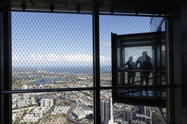Melbourne, Avustralya: 13 Mart 2017: Melbourne Sergi Merkezi. Ziyaret edenler, 297 Avustralya'da en yüksek binası olan metre Skydeck 88 gözlem güverteden manzarasının tadını çıkarın..
