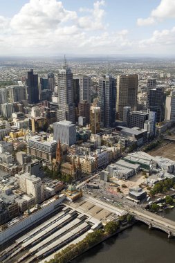 Melbourne, Avustralya: 30 Mart 2017: Görünüm Flinders Sokağı İstasyonu ve Melbourne şehir Eureka Sky Tower. Kule 297 metre yüksek ve Victoria durumda en yüksek binası olan.