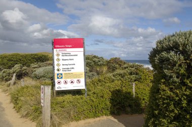 Melbourne, Avustralya: 02 Nisan 2017: Victoria Park yeri ve Gibson'ın adımları için Great Ocean Road önde gelen uyarı işareti yakınındaki Oniki Havariler deniz kaya.