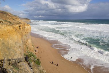 Gibson'ın adımları Great Ocean Road üzerinde on iki havari deniz kaya sahilde unrecognisable insanlarla yakın. Gelgit burada çok güçlü ve yüzmek yasaktır izin verilir