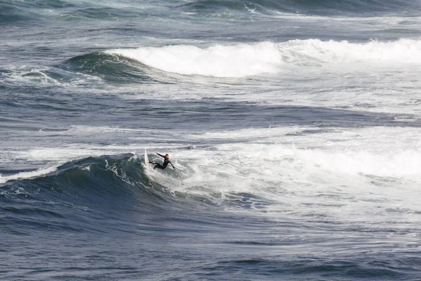 Bells Plajı dünyaca ünlü bir sörf konum olarak ve Rip Curl Pro dalga köpüğü ve Müzik Festivali dünyanın en uzun çalışan sörf Yarışması için site.