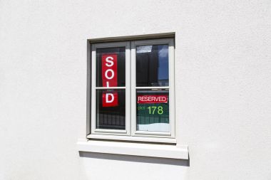 Swansea, İngiltere: Mayıs, 2016: hurma tarafından yeni bir konut gelişme henüz tamamlanmamıştır ve evleri teslim ediliyor ayrılmış veya satılan.