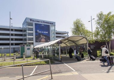 Edinburgh, İngiltere: 29 Mayıs 2016: yolcu Edinburgh Havaalanı otopark araba onların yol yapmak. Edinburgh Airport, Ingliston Edinburgh şehir yer alır.