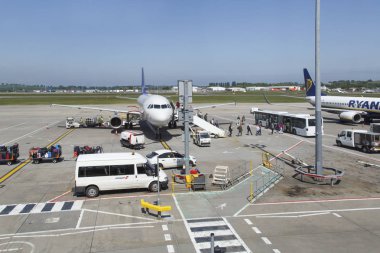 Edinburgh, İngiltere: 29 Mayıs 2016: yolcu onların uçuş karaya ve otobüs terminaline yapmalarını girin. Bagaj Arabaları taşınmaktadır. Edinburgh Airport, Ingliston Edinburgh şehir içinde bulunan bir havaalanıdır.