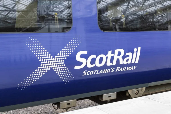 Edinburgh Uk: 26 Mayıs 2016: Scotrail tren bekleyen Waverley tren istasyonu Scotrail İskoçya'da tren Scotrail markası altında işletilen İskoç demiryolu şirketlerin bir dizi ifade eder