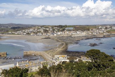 Cornwall, İngiltere: 12 Nisan 2016: görünümü Marazion St Michael's Mount, Hill. Gelgit düşük olmakla birlikte adanın erişilemez.