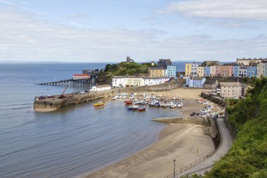 Tenby, İngiltere: 05 Temmuz 2016: yükseltilmiş Tenby Harbor'da görünümünü. Tenby Pembrokeshire duvarlı sahil kasabası ve popüler bir tatil beldesi.