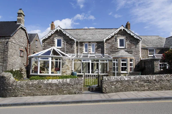 Tintagel, Cornwall, İngiltere: 14 Nisan 2014: geleneksel olarak inşa edilmiş, A iki ekledi kış bahçeleri ile çift önlü taş ev. Kırsal Cornwall karakteristik evlerde güzel bir örneği.