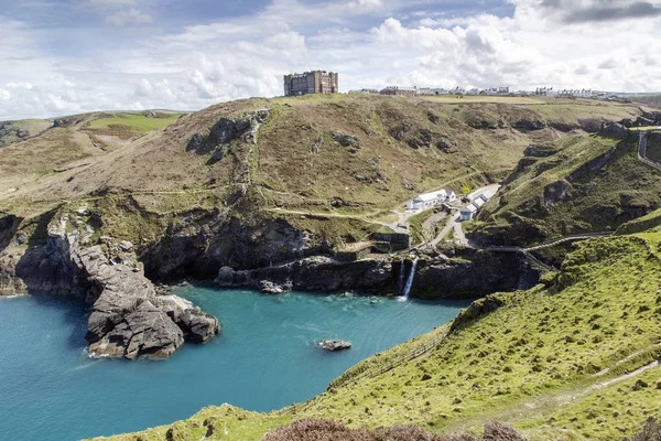 Tintagel, Cornwall, İngiltere: Nisan, 2016: Tintagel Kalesi Vadisi ve Uçurumdaki Hotel Camelot için ana giriş görünümünü. Bir sahil kafe, Ziyaretçi Merkezi girişinde.