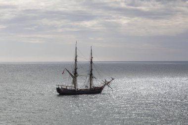 Charlestown, Cornwall, İngiltere: 13 Nisan 2016: Phoenix yelken Charlestown bağlantı noktasından Cornwall, İngiltere'nin güney kıyısında. O iki direkli Brig ve Frederikshavn, Danimarka 1929 yılında inşa edilmiş.