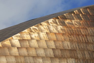 Cardiff, Uk: Mart 2016: büyük bir tiyatro ve iki küçük salonu mağazaları ve restoranları ile Cardiff Millennium merkezinin mimari detay. Cephe bakır oksit yapılır.