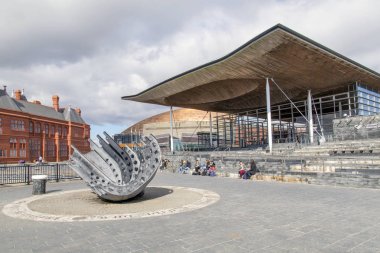 Cardiff, Uk: 10 Mart 2016: Döviz öğrenciler Welsh Ulusal Meclis Binası Cardiff Bay Area adımları oturmak. Derleme Galler hükümeti yasası 1998 tarafından oluşturulmuş.