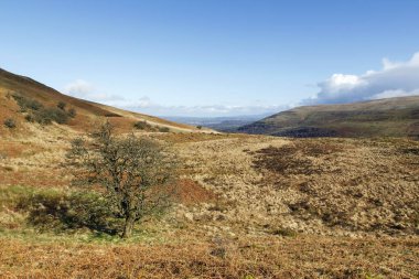 Brecon Beacons National Park moorland ve mavi gökyüzü ile