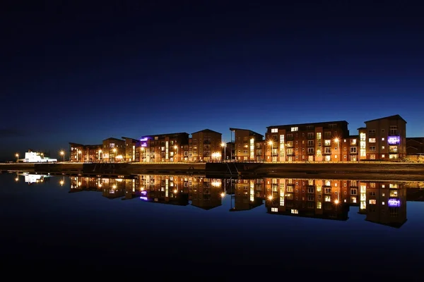 Quayside Apartamento Edifício Noite Com Reflexos Água — Fotografia de Stock