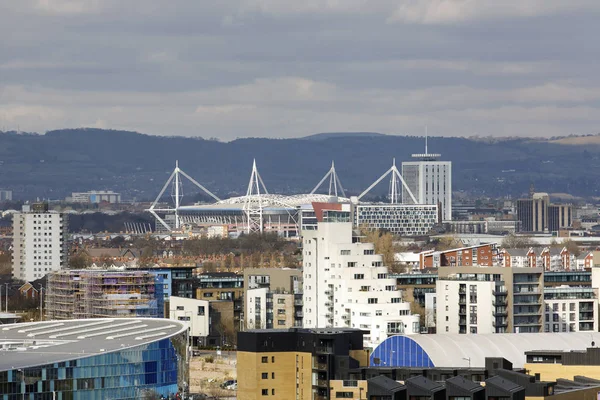 Cardiff, Uk: 10 Mart 2016: Cardiff Cityscape dahil Millennium Stadium hanglern Haziran 1999 yılında açıldı. Cardiff, Galler Prensliği başkent..