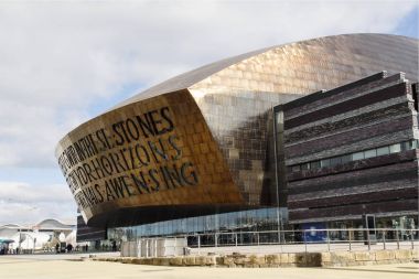 Cardiff, Uk: 10 Mart 2016: Wales Millennium Centre olduğunu sanat, tiyatro ve eğlence bina Galler'in Cardiff Bay bölgesinde yer. 2004 yılında açıldı.