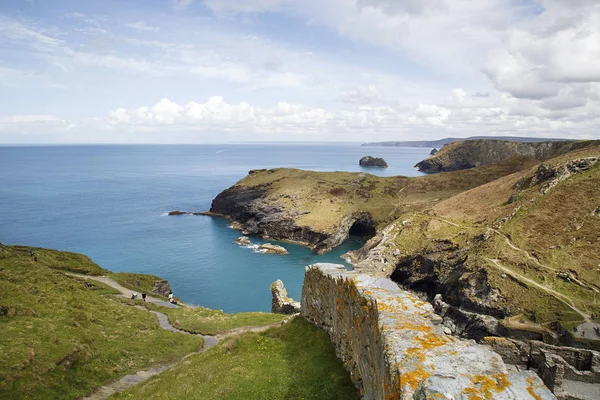 Cornwall, İngiltere: 14 Nisan 2016: Tintagel, uçuruma görünümünden zevk turist.