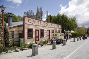 Wanaka, Yeni Zelanda: 20 Ekim 2015: tarihi Cardrona Hotel 1863 yılında kurulan altına hücum İlçesi'nde bir parçası olarak 1860 's içinde. Turistler ve yerliler için aynı için favori bir durak.