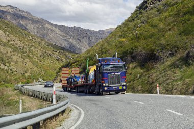 Westland, Yeni Zelanda: 17 Ekim 2015: navlun taşımacılık konusunda dağ yolları South Island, Yeni Zelanda.