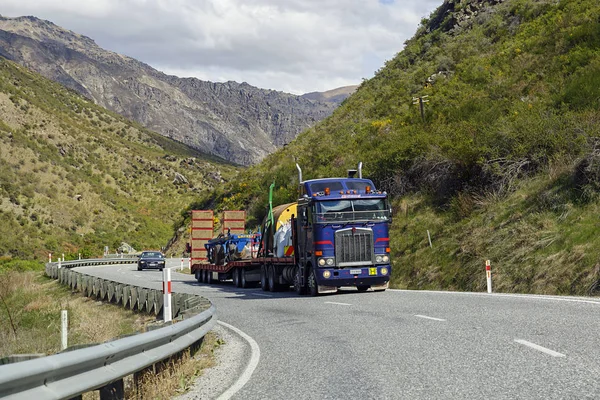 Westland, Yeni Zelanda: 17 Ekim 2015: navlun taşımacılık konusunda dağ yolları South Island, Yeni Zelanda.