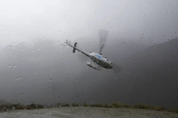 사운드 뉴질랜드 2015 헬기에서 이륙는 날씨에 협곡의 가장자리에도 — 스톡 사진
