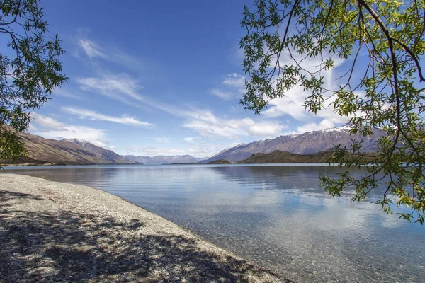 Queenstown ve Glenorchy - South Island Yeni Zelanda arasında göl Wakatipu mavi buzul suları bir yolda yolculuk