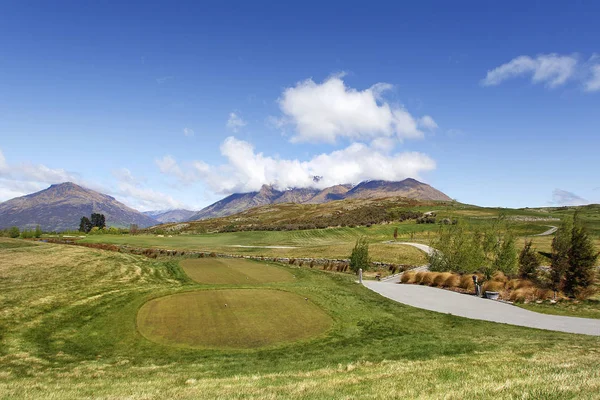 Queenstown, Yeni Zelanda: 17 Ekim 2015: ilk tee Jack'in noktası Golf Sahası. Jack'in nokta 3000 dönümlük golf sahası ve göl Wakatipu kıyısında yerleşim alanı olduğunu.