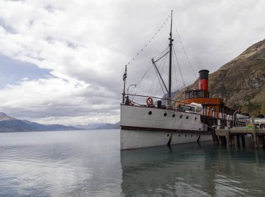 Queenstown, Yeni Zelanda: 12 Ekim 2015: Tss Earnslaw demirleyen Walter zirvesinde. Göl onun kızlık yolculuğunda 1912 yılında yapıldı Wakatipu çapında topluluklar hizmet vermek için Yeni Zelanda Demiryolları tarafından görevlendirildi. O şimdi sahibi ve gerçek seyahat tarafından yapılmaktadır.