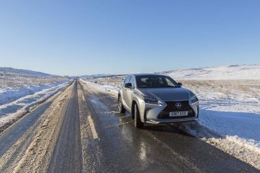 Brecon Beacons, İngiltere: 11 Aralık 2017: kar ve buz gibi koşulları yol tarafında bir Lexus Nx 300h F-spor crossover hibrid otomobil. 
