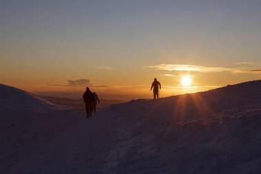  Pen y Fan dağ Zirvesi Brecon Beacons National Park içinde kar ve kış koşulları ile günbatımı unrecognisable insanlara hayranlık duyuyorum
