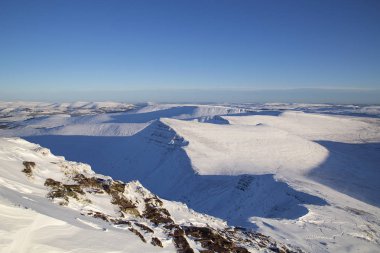 Kış kar sahne Pen y Fan dağda Brecon Beacons National Park