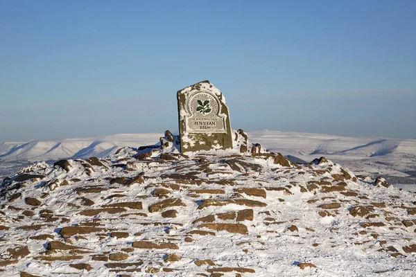 Brecon Beacons National Park içinde kar ve kış mavi gökyüzü arka plan ile 886 metre Pen y Fan dağın zirvesi. 