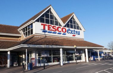 Llanelli, İngiltere: 25 Ocak 2016: Galler'deki Tesco Extra Superstore'un ön görünümü. Tesco Plc Bir İngiliz çokuluslu bakkal ve genel mal perakendeci ve İngiltere'de en büyük biridir.